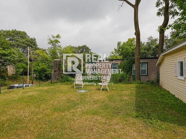 Building Photo - Cozy 2-Bedroom Near WMU & Downtown Kalamazoo!