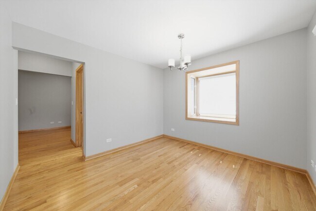 Building Photo - 586 S Hawthorne Ave