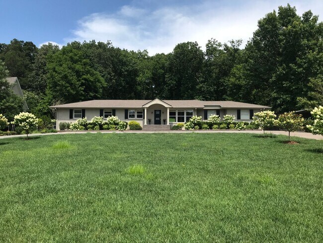 Building Photo - Meticulously Maintained Home in West Meade