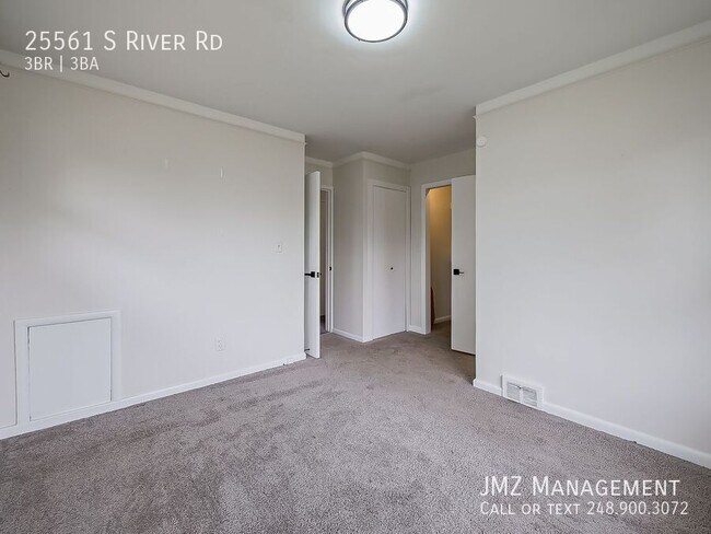 Building Photo - 25561 S River Rd