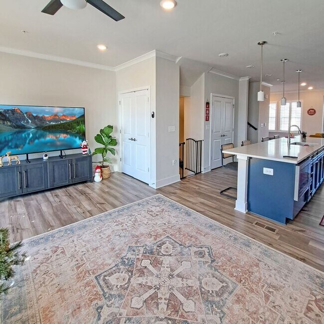 Building Photo - Gorgeous 4-Level Townhome with Rooftop Ter...