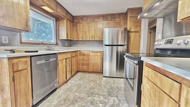 Building Photo - Charming 3 Bed 1.25 Bath Home in Skyway with a great view of Mt Rainier