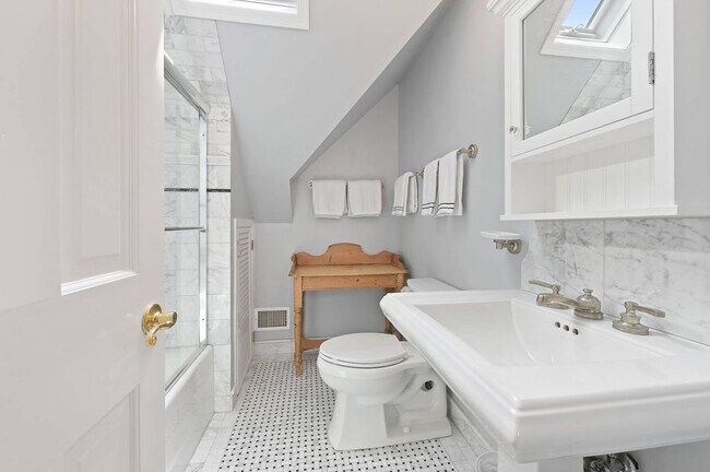 Building Photo - 35 Toylsome Ln