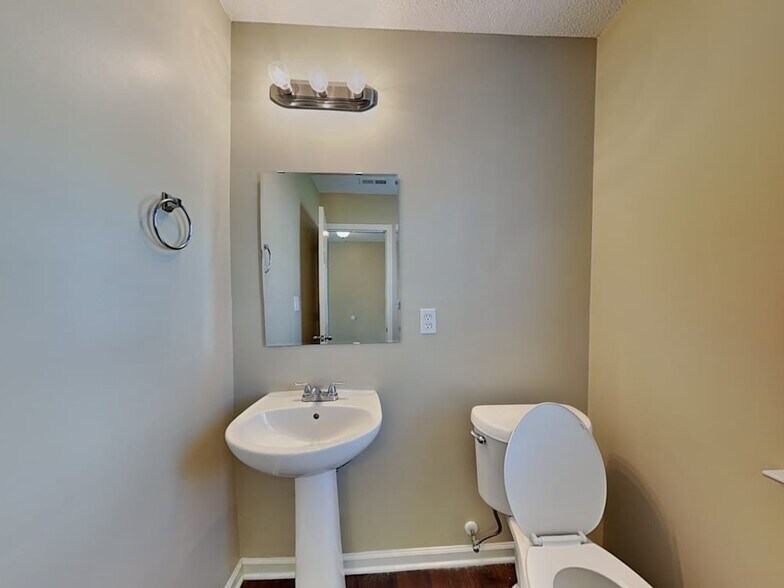 Building Photo - 6114 Mansura Dr