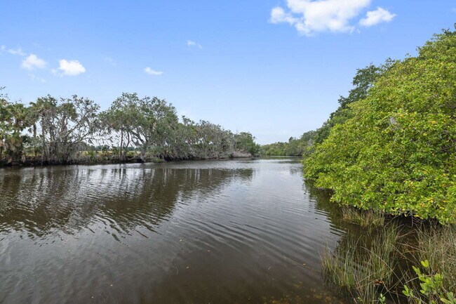 Building Photo - "Spacious 4-Bedroom Retreat with 3400 Sq Ft of Comfort in Gibsonton, FL!"