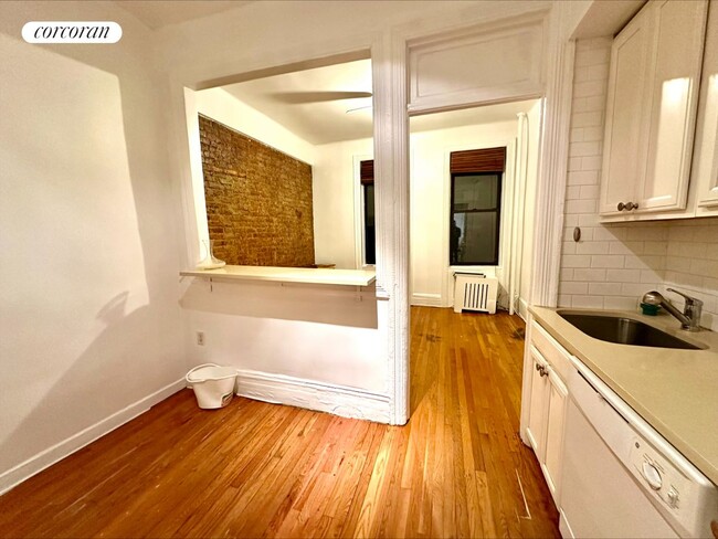 Building Photo - 192 Bleecker St