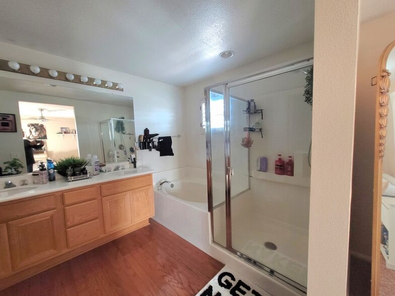 Building Photo - 5560 Barclay Ct