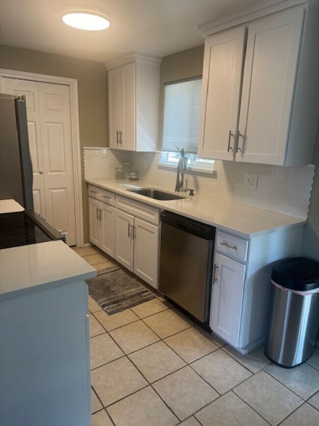 Building Photo - Beautiful 3 bed 2 bath rambler in South Hi...