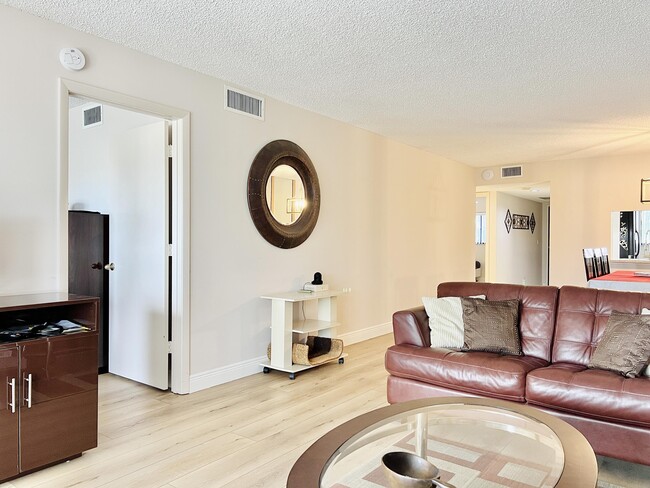 Building Photo - 4725 Lucerne Lakes Blvd E