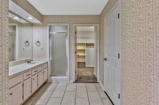 Building Photo - 755 Regal Dr