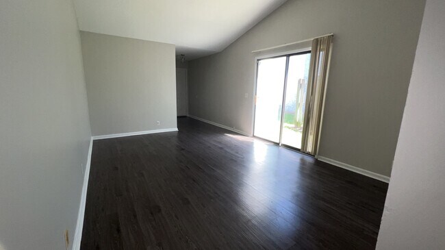 Building Photo - 910 Brett Dr