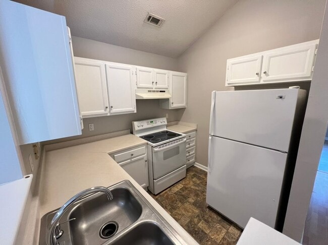 Building Photo - Fantastic 2 bedroom Durham House