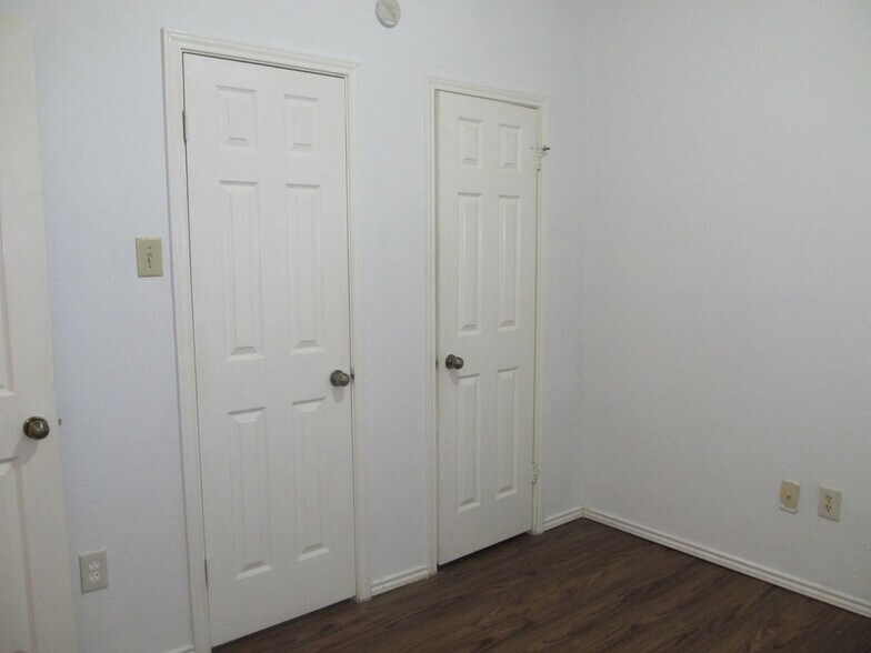 Building Photo - 9600 Royal Ln