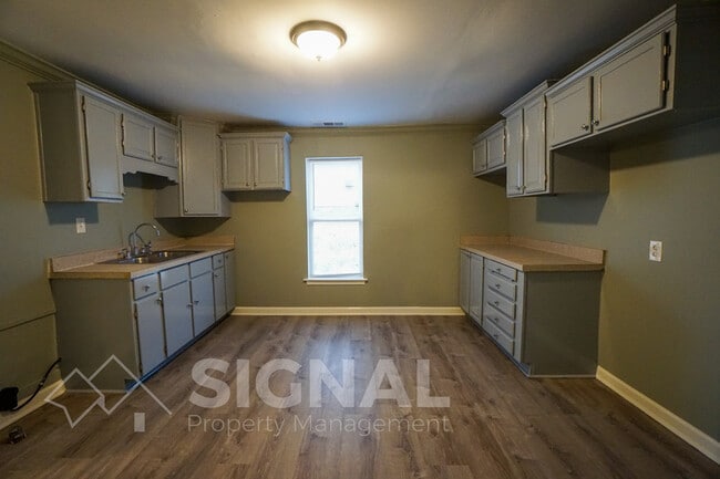 Building Photo - 8432 Lawley Ave