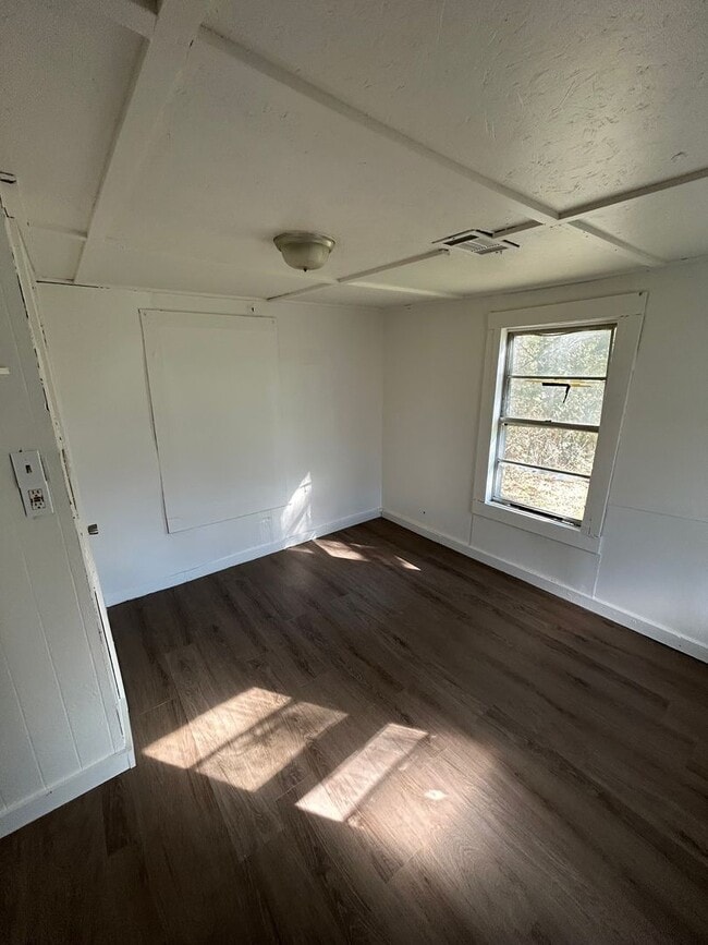 Building Photo - 1,200.00 MOVE-IN-SPECIAL