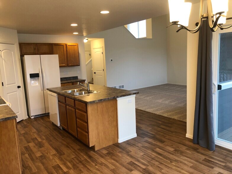 Building Photo - 2067 Moon Rise Dr