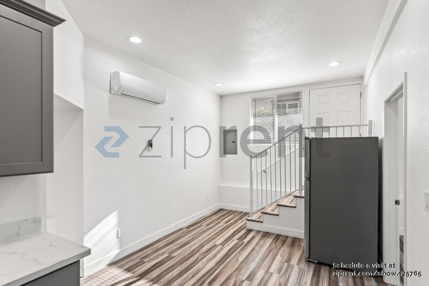 Building Photo - Unit B