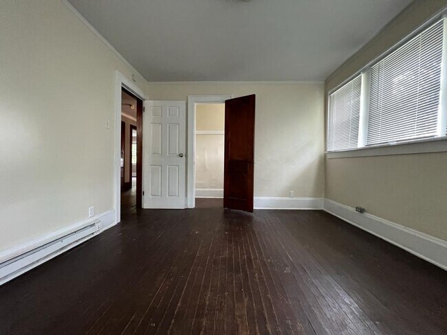 Building Photo - 614 E Broadway St