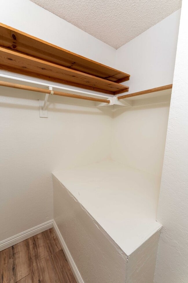 Building Photo - DEPOSIT MOVE IN SPECIAL! 2 BED 1.5 BATH TO...