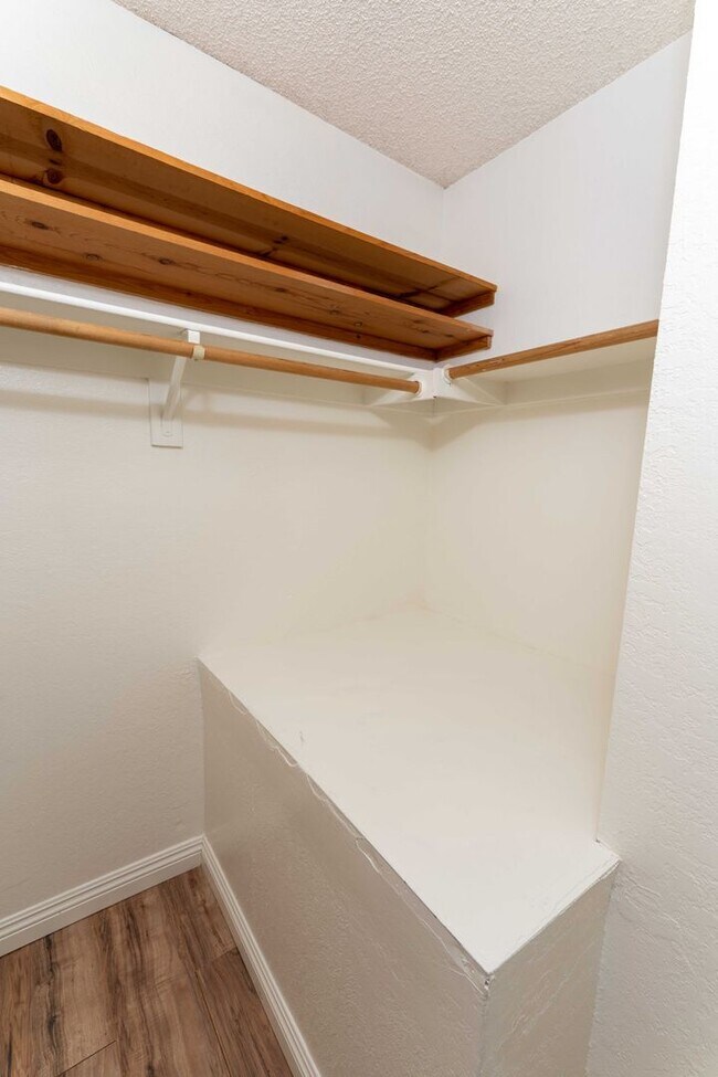 Building Photo - SPECIAL 2 WEEKS OFF! 2 BED 1.5 BATH TOWN S...