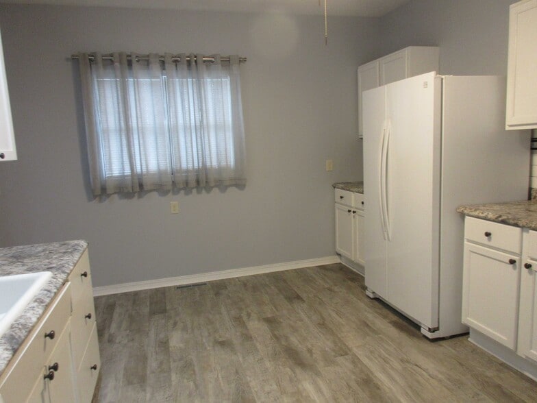 Building Photo - 301 N Main St