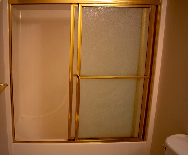 shower/tub - 122 N 11th St