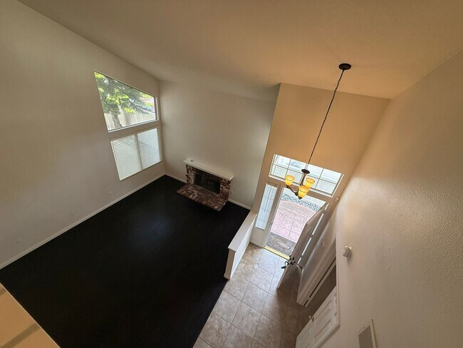 Building Photo - LOCATION LOCATION!! 4BR/3BA Townhome in De...
