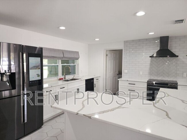 Building Photo - 1130 W Lake Brantley Rd