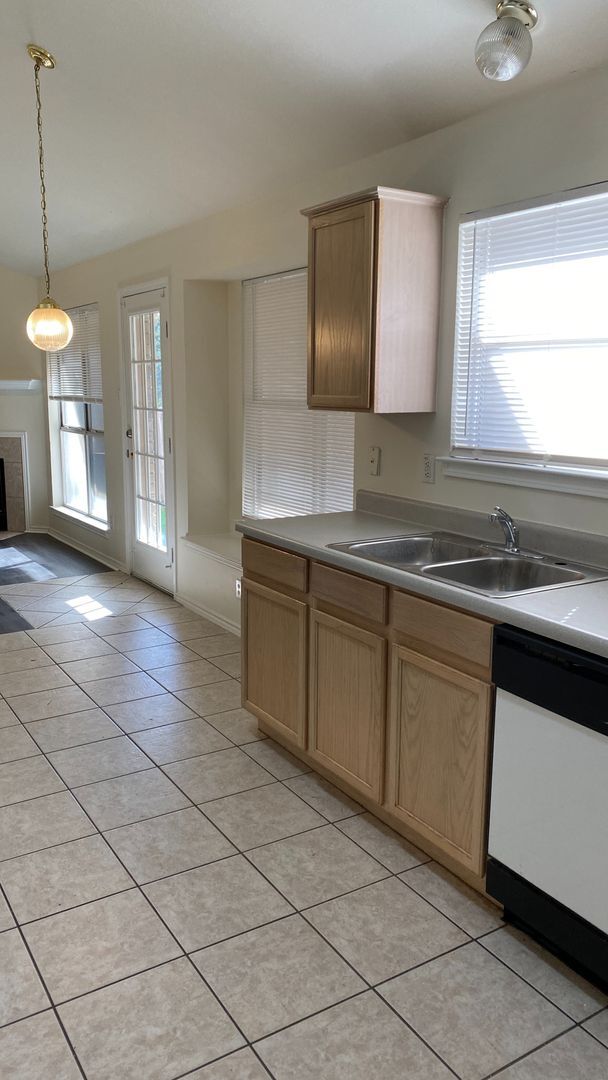 Building Photo - CUTE 3 BEDROOM IN SPRING CREEK FOREST*NEIS...