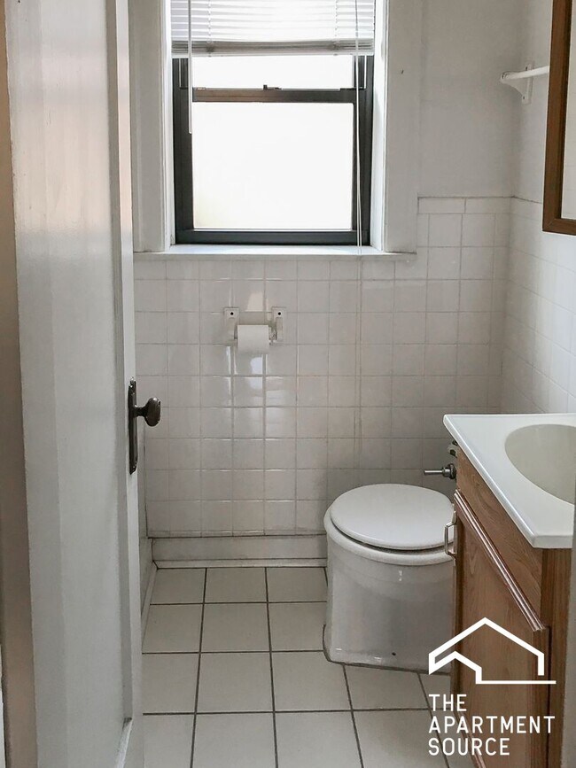 Building Photo - 5943 N Paulina St