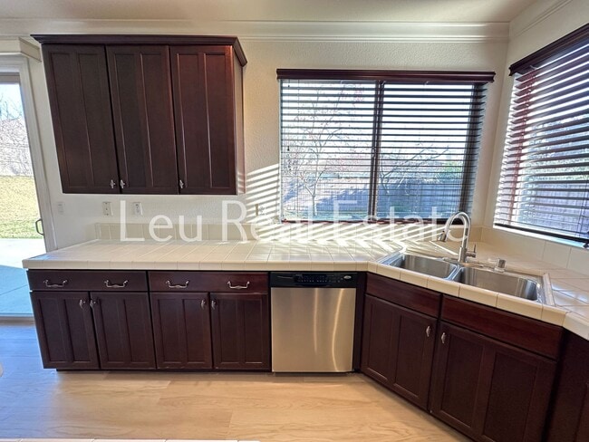 Building Photo - Lovely, 5bd, 3ba home in Serrano, with 3 c...