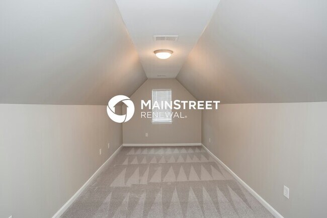 Building Photo - 4 Bedroom Pet-Friendly Home in Charlotte, NC with Main Street Renewal