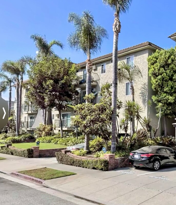Building Photo - 3861 Mentone Ave