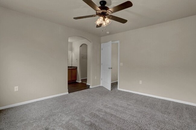 Building Photo - Oct Rent Free. 2 Bed 2.5 Bath 1 Car. Mins ...