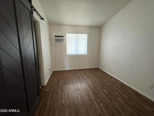Building Photo - 302 S Westfall Ave