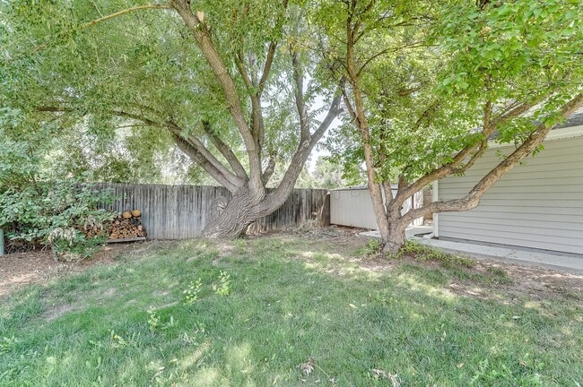 Building Photo - Cul-de-Sac Comfort | Updated Interior + Large Fenced Yard