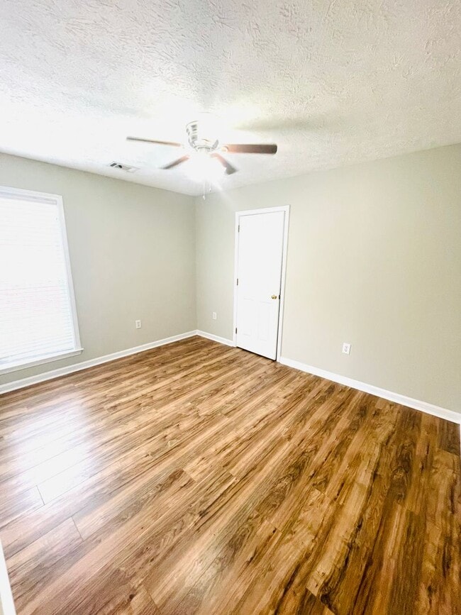 Building Photo - ** 3 Bed 2 Bath located in Millbrook ** Ca...