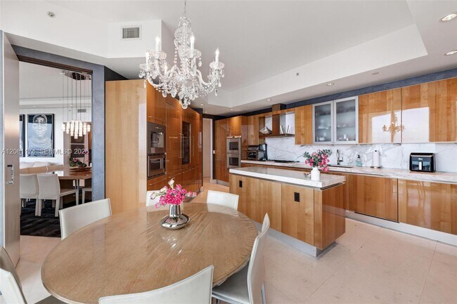 Building Photo - 16051 Collins Ave