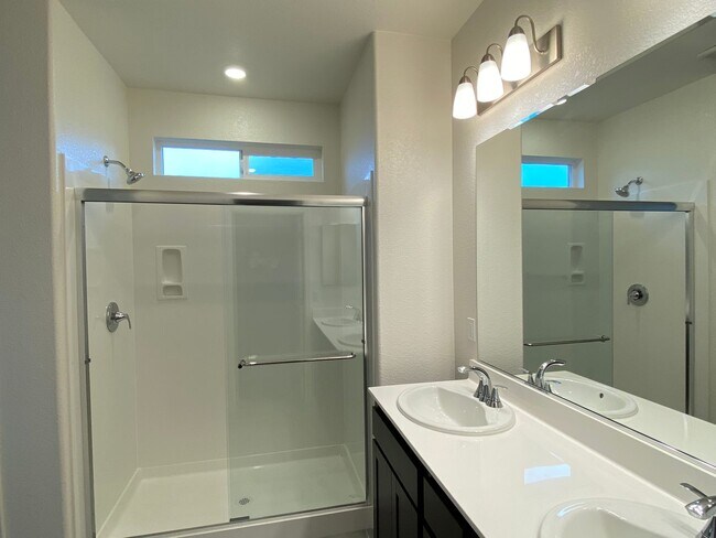 Building Photo - Available NOW - Beautiful and NEW 4 bed / 2 Bath