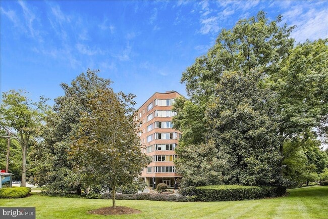 Building Photo - 4200 Cathedral Ave NW