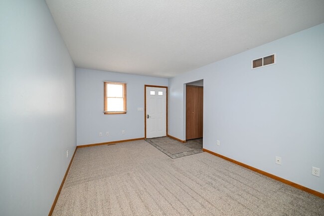 Building Photo - Large 4 Bedroom/2 Bath Home For Rent