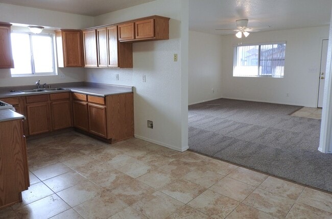 Building Photo - Inviting 3+2 split Floor plan!