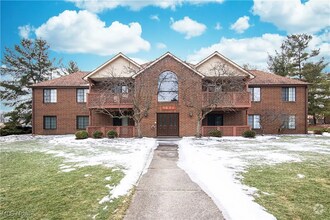 Building Photo - 8621 Scenicview Dr