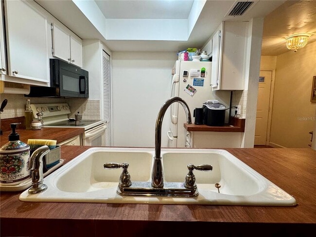 Building Photo - 5169 Lazy Oaks Dr