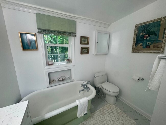 Building Photo - Charming 2 Bedroom 1 Bathroom