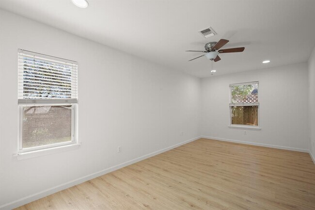 Building Photo - 3203 S Oak Dr