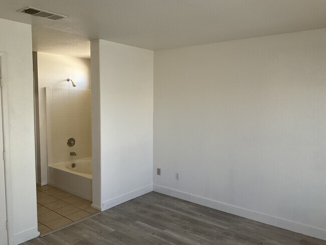 Building Photo - 5726 Roundrock Dr