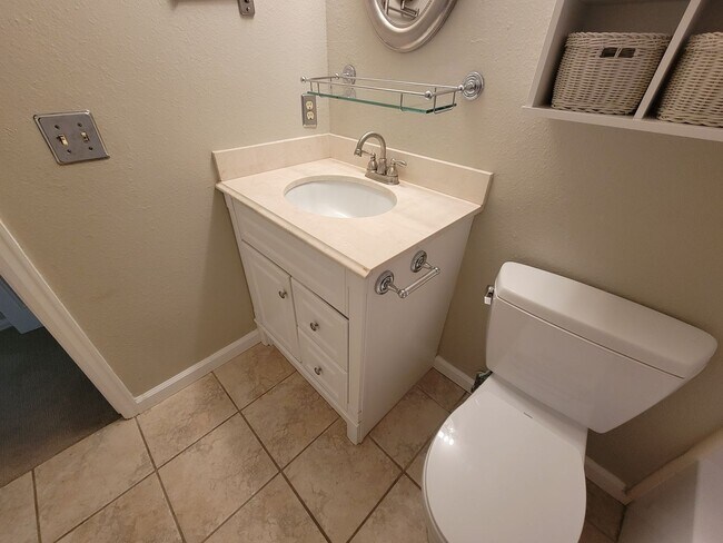 Building Photo - Nicely Updated One Bedroom Condo Available...