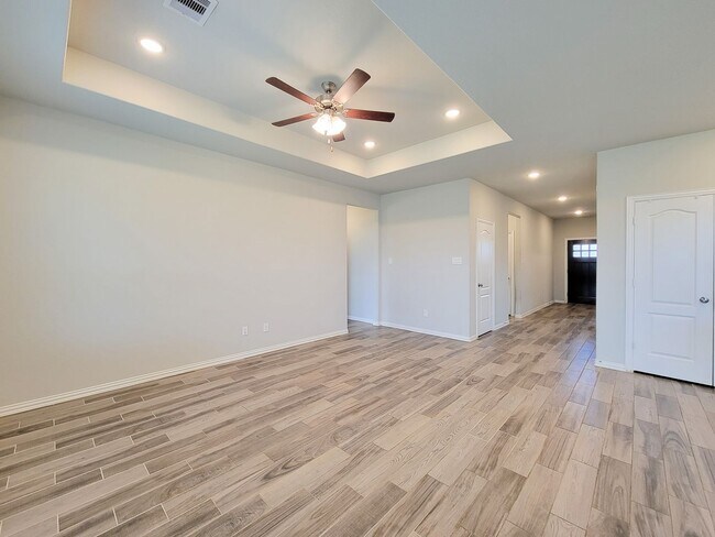 Building Photo - Quiet Cul De Sac! Tray Ceiling in Family & Primary suite. Wood Like Tile, Modern Gray Walls, Grea...