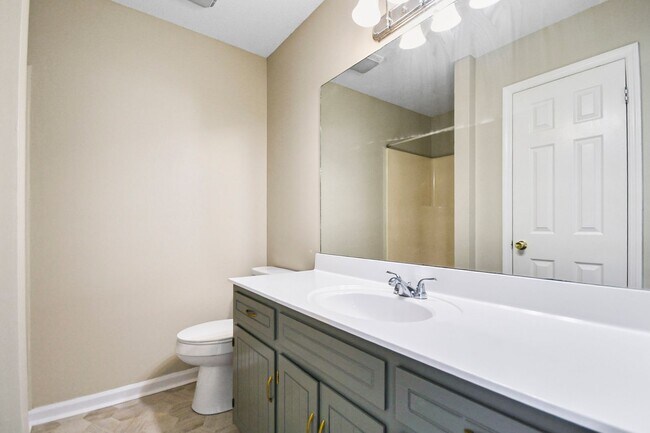Building Photo - Pet Friendly Three Bedroom!